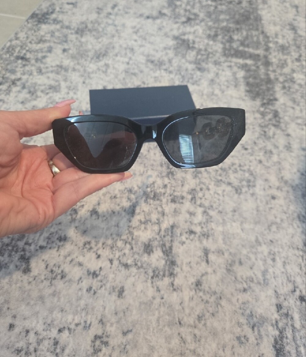 Luxury Louis Vuitton Women's Black Sunglasses with Gold Chain Arms - Picture 3 of 4